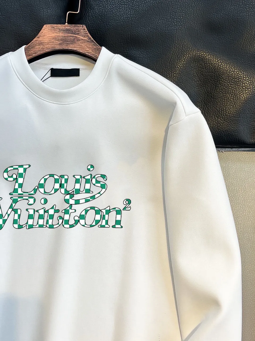 🅿️220 brand [LV Louis Vuitton] (good news for fat people) 2025ss autumn latest long-sleeved round-neck sweatshirt, on sale simultaneously on the official website. Refreshing and breathable. Made of top Tencel Roman. Comfortable and soft. 3D three-dimensional clarity. Super fashion sense. Great for gifting and keeping for yourself. Size: M-5XL (can wear up to 220 pounds)